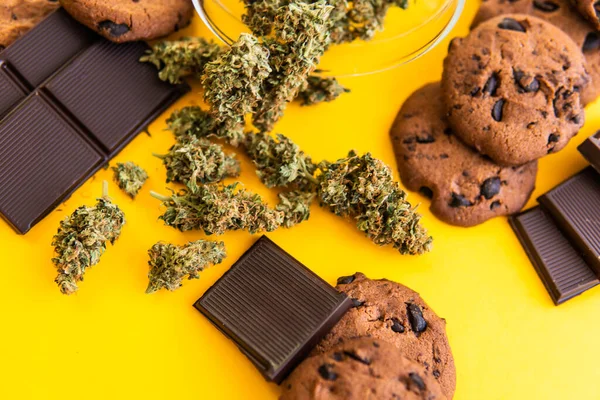 Sušenky Čokoládu Trávou Marihuanou Stole Cannabis Cbd Bylinková Čokoláda Sušenky — Stock fotografie