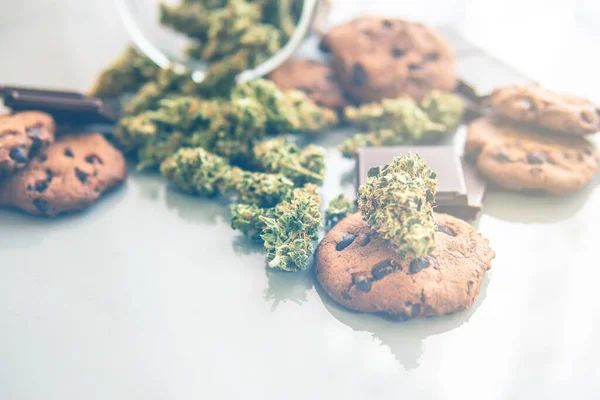 Biscoitos Com Maconha Botões Maconha Mesa Cookies Com Erva Cannabis — Fotografia de Stock