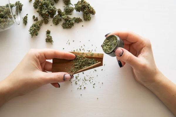 Gros Plan Marijuana Émoussée Avec Broyeur Concept Consommation Cannabis Femme — Photo