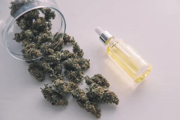 Nahaufnahme Hanfprodukt Cbd Cannabisöl Natürliche Kräuter Cannabisöl Pipette Medizinisches Marihuana — Stockfoto