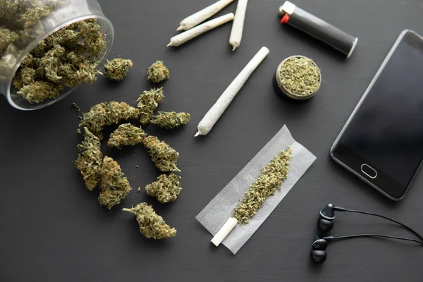 新鮮なマリファナと手を携えて粉砕し 雑草と共同で 黒いテーブルの上に大麻の芽 — ストック写真