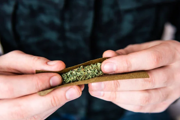 Marihuana Kullanan Bir Adam Kapatın Uyuşturucu Narkotik Konsepti Esrar Hazırlayan — Stok fotoğraf