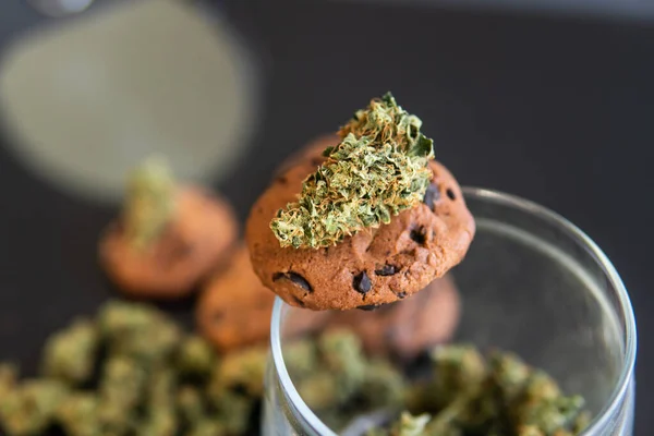 Cookies Med Cannabis Och Marijuana Knoppar Bordet Begreppet Matlagning Med — Stockfoto