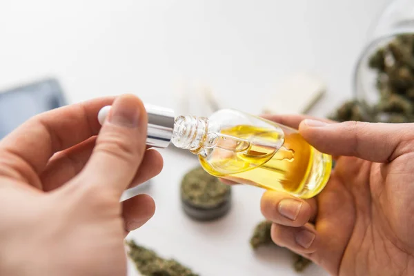 Fles Olie Cannabis Pipet Hand Hennepproduct Cbd Cannabis Olie Witte — Stockfoto