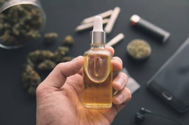 Doğal bitki, CBD kenevir yağı. Yakın çekim, kenevir ürünü, tıbbi marihuana konsepti, pipette bir şişe kenevir yağı.,