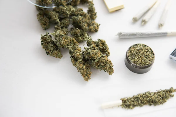 Esrarlı esrar, siyah masada esrar tomurcukları, yakın plan, taze otlu öğütücü.,