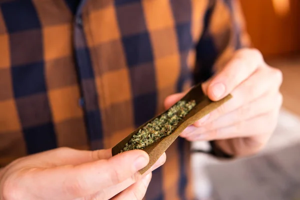 Mann Bereitet Marihuana Vor Und Rollt Aus Nächster Nähe Nahaufnahme — Stockfoto
