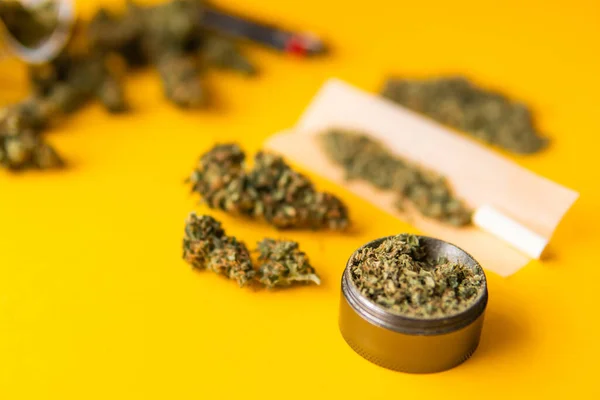 Kräutermühle Frische Marihuana Cannabis Knospen Der Hand Auf Gelbem Hintergrund — Stockfoto