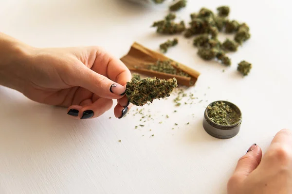 Concepto Consumo Cannabis Cierre Marihuana Roma Con Molinillo Mujer Preparando — Foto de Stock