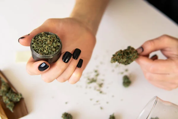 Concepto Consumo Marihuana Mujer Rodando Cannabis Romo Sobre Fondo Blanco — Foto de Stock