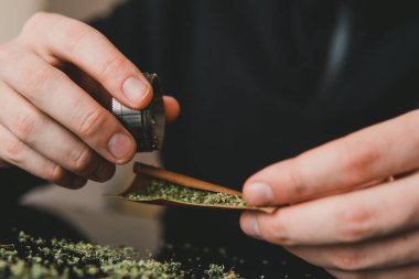 Esrar saran bir adam. Esrar saran bir adam. Çakmakla marihuana dükkanını kapat..