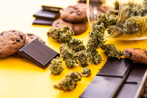 Cannabis Cbd Bylinková Čokoláda Sušenky Sušenky Čokoláda Konopím Marihuanou Stole — Stock fotografie
