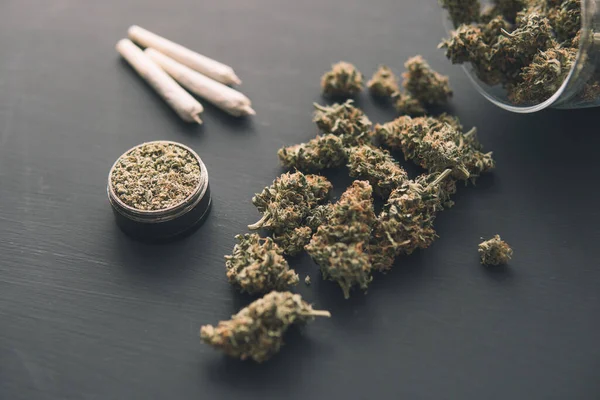 Fűvel Közös Felülnézeti Közeli Cannabis Bimbók Fekete Asztalon Köszörű Friss — Stock Fotó