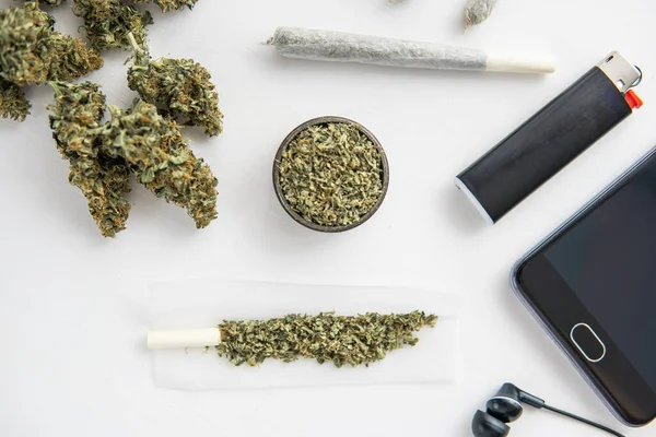 Tillsammans Med Marijuana Kvarn Med Färskt Gräs Närbild Cannabis Knoppar — Stockfoto
