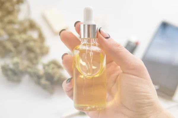 Termék Olaj Cannabis Cbd Pipetta Nők Kéz Marihuána Kivonat Fehér — Stock Fotó