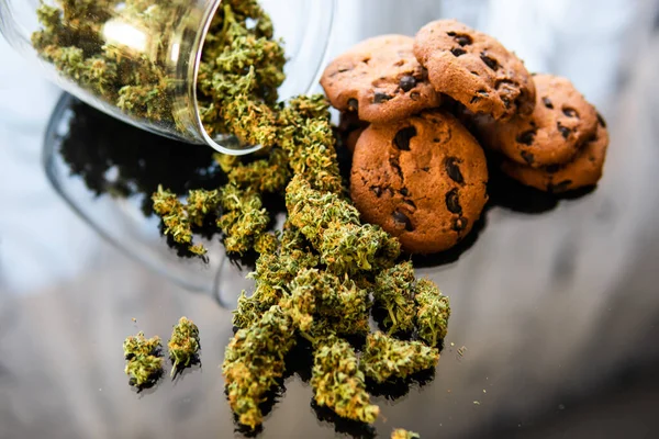 Concepto Cocina Con Hierba Cannabis Galletas Con Cannabis Cogollos Marihuana —  Fotos de Stock