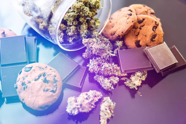 Tratamiento Marihuana Medicinal Para Uso Alimentos Fondo Negro Chocolate Galletas —  Fotos de Stock