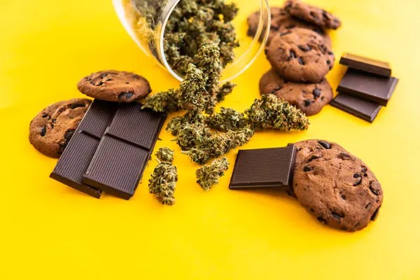 Biscoitos Chocolate Com Cannabis Botões Maconha Mesa Cannabis Cbd Erva — Fotografia de Stock