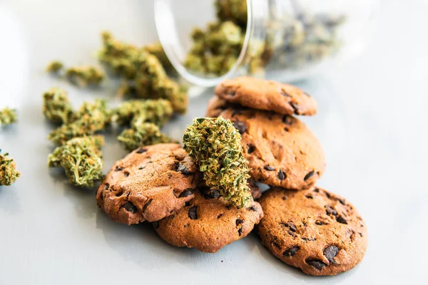 Cookies Med Cannabis Och Marijuana Knoppar Bordet Behandling Medicinsk Marijuana — Stockfoto