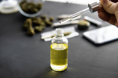 Kenevir ürünü, pipetteki kenevir yağı, doğal bitki, tıbbi marihuana konsepti, yakın plan, CBD kenevir yağı.