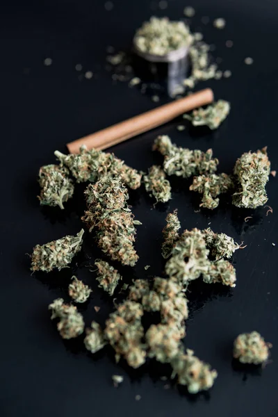 Kannabiszbimbók Fekete Háttérrel Kenderlegalizáció Friss Marihuána Cbd Thc Rügyeken Kannabiszban — Stock Fotó