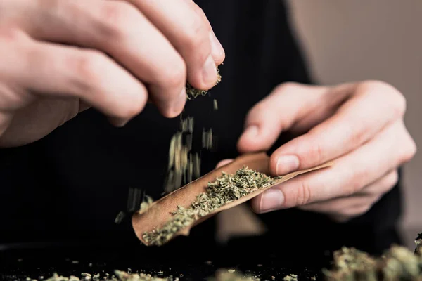 Mann Wälzt Marihuana Unkraut Stumpf Mann Rollt Marihuana Stumpf Marihuana — Stockfoto