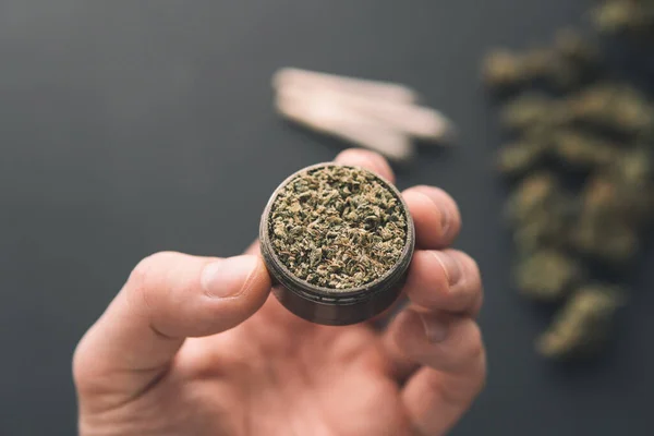 Kvarn Med Färsk Marijuana Handen Ovanifrån Närbild Cannabis Knoppar Svart — Stockfoto