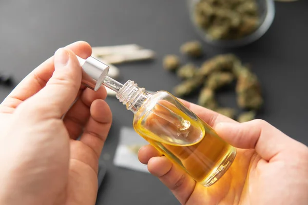 Medicinale Marihuana Concept Cbd Cannabis Olie Hennepproduct Handfles Wiet Olie — Stockfoto