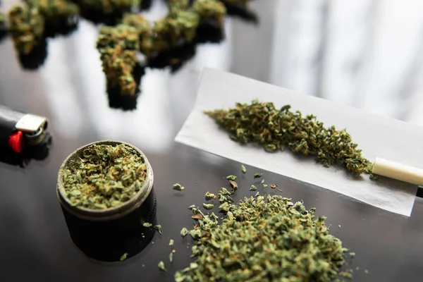 Blunt Encendedores Cerca Brotes Cannabis Mano Sobre Fondo Negro Fondo — Foto de Stock