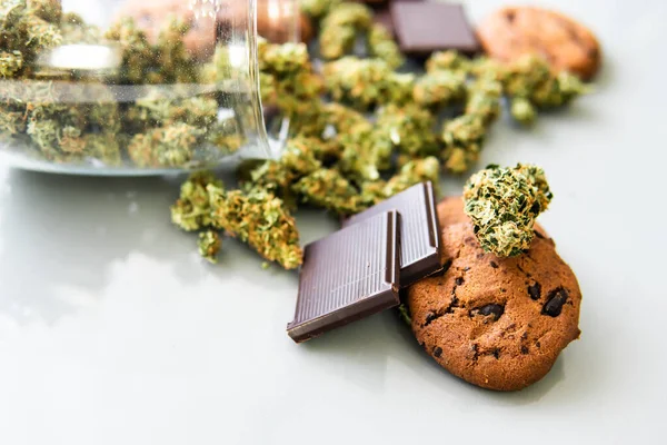 Trattamento Della Marijuana Medica Uso Alimentare Sfondo Bianco Biscotti Con — Foto Stock