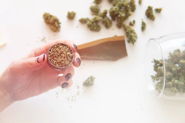 Mujer Preparando Rodando Marihuana Marihuana Conjunta Concepto Consumo Marihuana Mujer — Foto de Stock