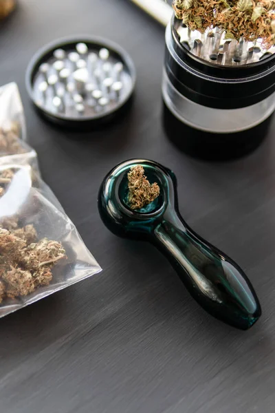 Cannabis Knospen Auf Schwarzem Holz Hintergrund Unkrautvernichter Frisch — Stockfoto