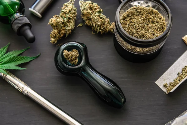Macro Cannabis Tunas Gulma Pada Latar Belakang Kayu Hitam — Stok Foto