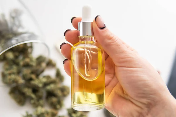 Medicinale Hennep Concept Olie Cannabis Cbd Pipet Vrouwen Hand Marihuana — Stockfoto