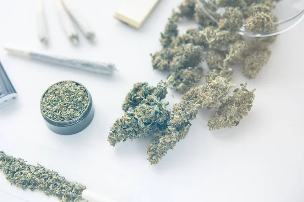 Bersama Dengan Ganja Grinder Dengan Rumput Segar Cannabis Tunas Atas — Stok Foto