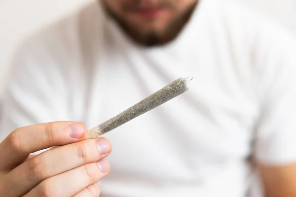 Fritidsbruk Cannabis Man Röker Gräs Inomhus Röker Marijuana Hemma Närbild — Stockfoto