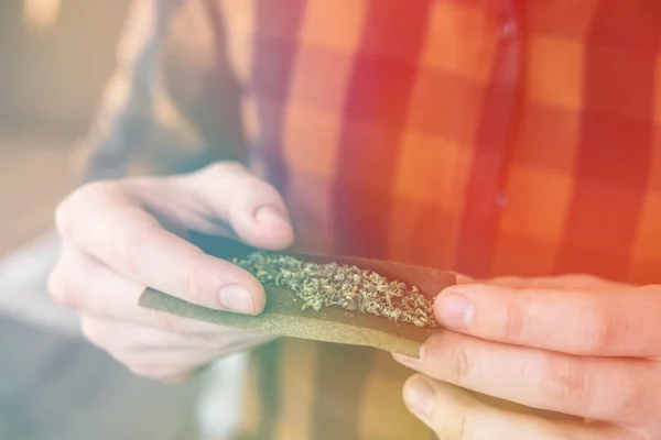 Homem Enrolar Marijuana Concepção Narcóticos Homem Preparando Enrolando Maconha Cannabis — Fotografia de Stock