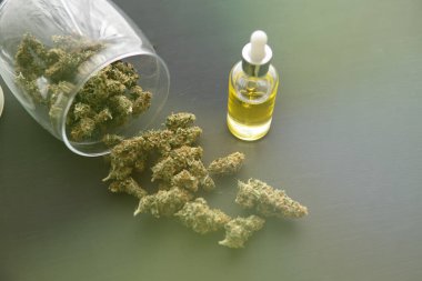 Doğal bitki, pipetteki kenevir yağı, tıbbi marihuana konsepti, yakın plan, kenevir ürünü, CBD kenevir yağı, ışık renk akışı
