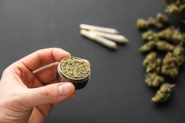 Penggiling Dengan Ganja Segar Tangan Bersama Dengan Gulma Kuncup Cannabis — Stok Foto