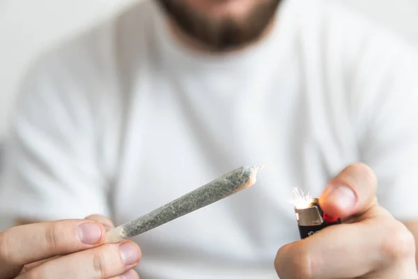Homem Fumar Erva Interior Fumar Marijuana Casa Uso Recreativo Cannabis — Fotografia de Stock