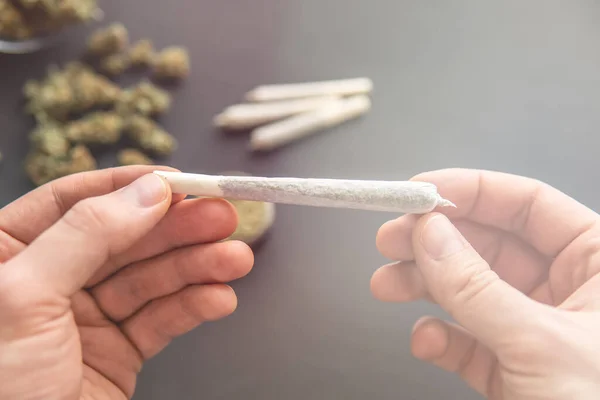 Giunto Con Erba Mano Germogli Cannabis Sul Tavolo Nero Primo — Foto Stock