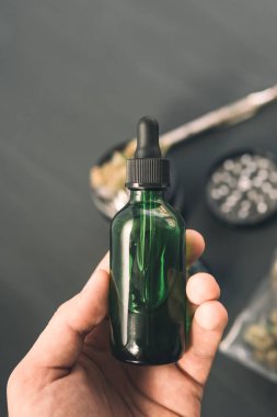 Yelek THC yağı. CBD kenevir yağı kapatılıyor, kenevir ürünü