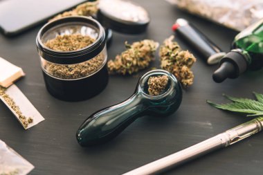 Esrar piposu CBD ve THC esrar tomurcukları üzerinde.
