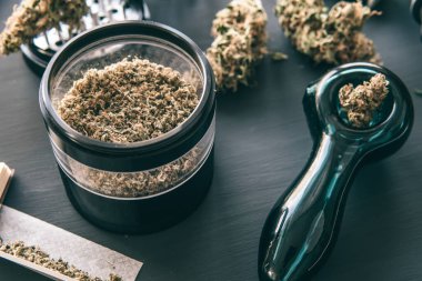 Esrar piposu CBD ve THC esrar tomurcukları üzerinde.