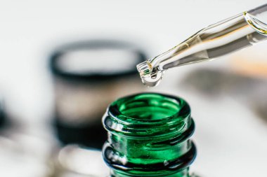 Esrar Özütü, Petrol THC CBD Onkoloji Tedavisi. Yiyecek olarak kenevir alma kavramı. Yakın plan, kenevir ürünü, tıbbi marihuana. .