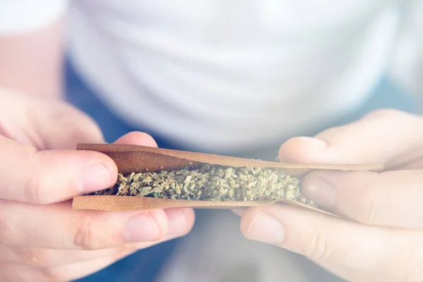 Man Förbereder Och Rullar Marijuana Cannabis Trubbigt Närbild Man Rulla — Stockfoto