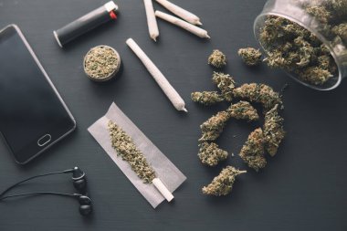 Esrarlı esrar, siyah masada esrar tomurcukları, taze marihuana ile öğütücü, yakın çekim.,