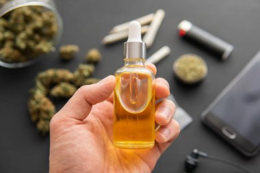 CBD kenevir yağı. Kenevir ürünü, tıbbi marihuana konsepti, pipette bir şişe kenevir yağı, doğal bitki, kapat.,