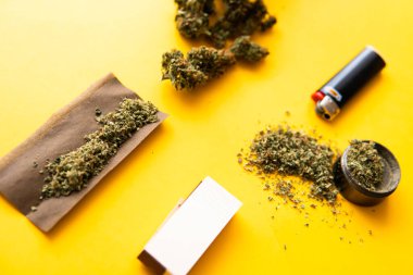 Kenevir tomurcukları için CBD ve THC. Blunt ve Lighters. Kopya uzayı için arkaplan. Kenevirin yasallaştırılması. Taze marihuana. Üst Manzara. Sarı arka planda esrar tomurcukları.