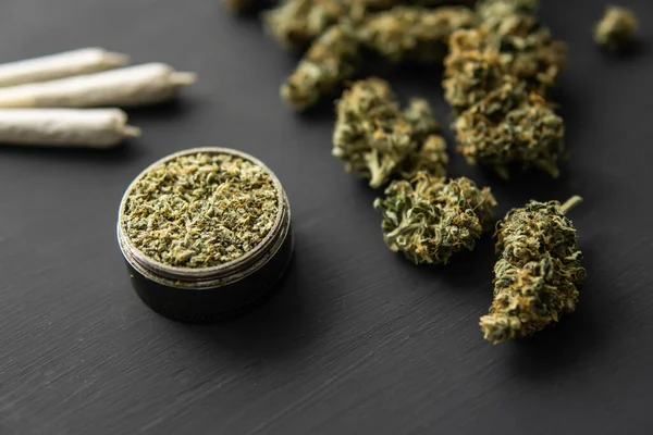 新鮮なマリファナ 黒いテーブルの上の大麻の芽 クローズアップ 雑草との共同 トップビュー — ストック写真